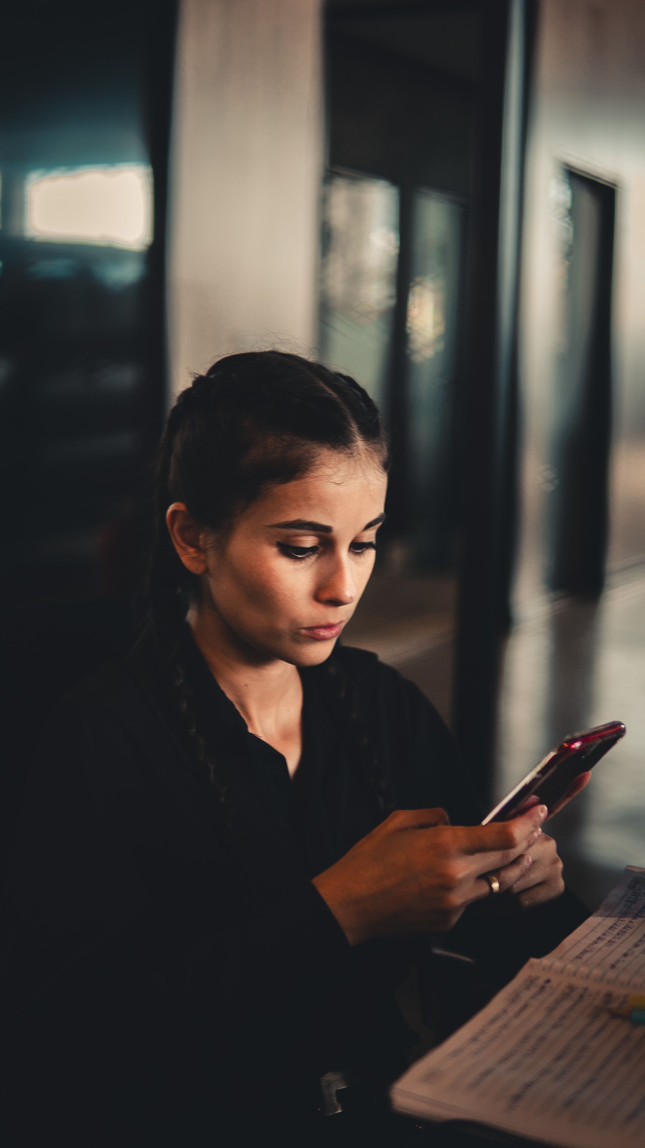 Woman using the Doctoury app on her phone
